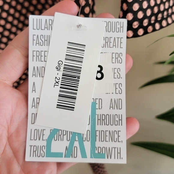 NWT LuLaRoe | Gigi Black & Light Pink Raised Dot Short Sleeve Tee - Picture 4 of 5